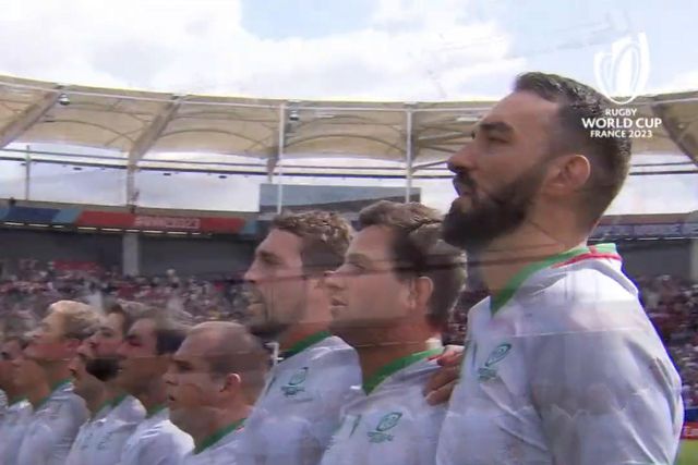 A emoção dos Lobos em mais um hino cantado