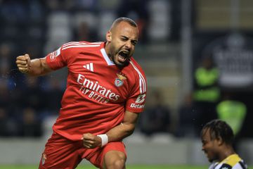 VÍDEO: Arthur Cabral aproveita erro defensivo e faz o terceiro do Benfica