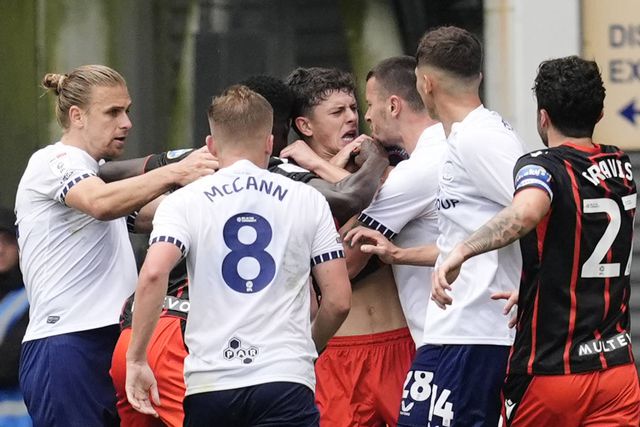 Jogador do Blackburn foi mordido pelo adversário e... acabou expulso