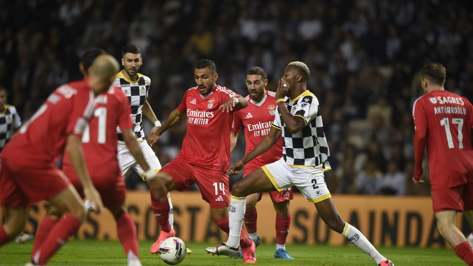 Vídeo: slalom de Aktürkoğlu resulta no golo do Benfica