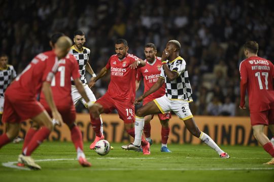 Vídeo: slalom de Aktürkoğlu resulta no golo do Benfica