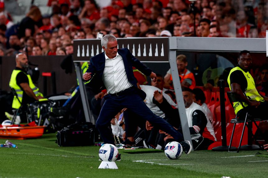 José Mourinho, treinador do Benfica, em ação na partida frente ao Rio Ave, que terminou empatada a um golo