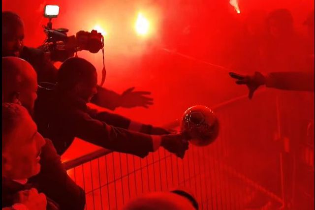 Dembélé 'oferece' Bola de Ouro aos adeptos