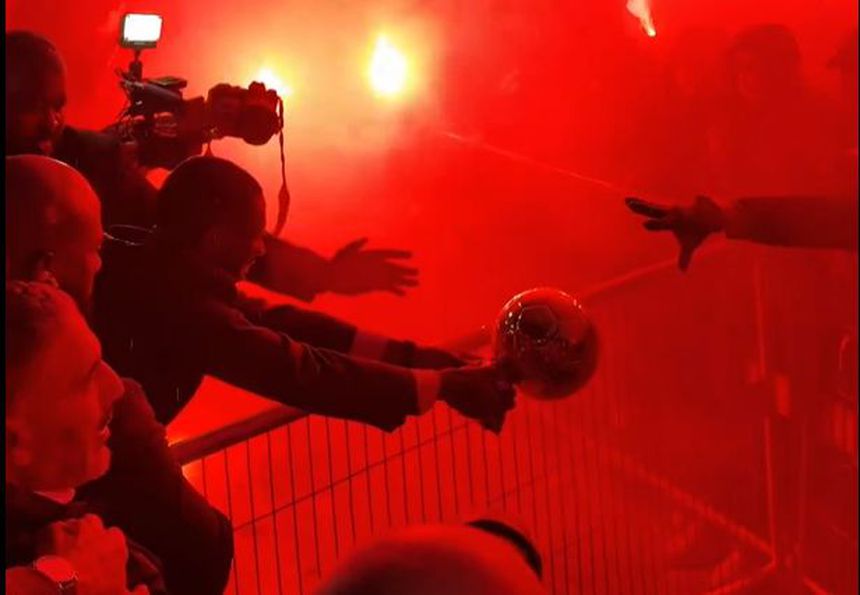 Dembélé 'oferece' Bola de Ouro aos adeptos