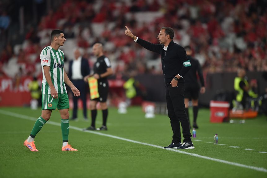 Sotiris Silaidopoulos, treinador do Rio Ave, no Estádio da Luz