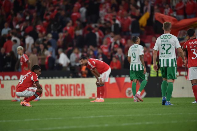 Fogo e gelo na estreia do Benfica de Mourinho na Luz