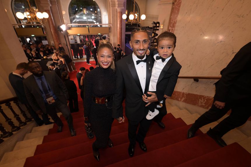 Natalia Rodrigues Belloli ao lado de Raphinha e do seu filho