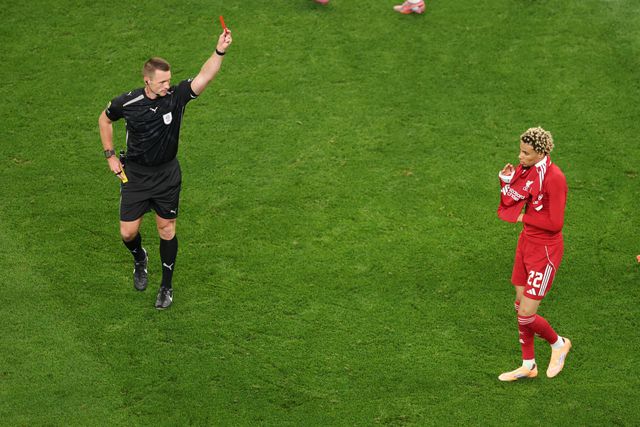 Ekitike marcou, tirou a camisola e viu o segundo amarelo