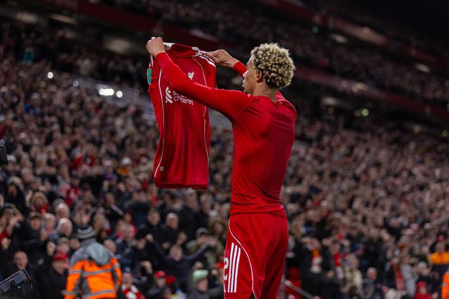 Marcou, tirou a camisola, viu segundo amarelo e pediu desculpa