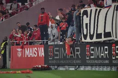 Otamendi leva flores aos No Name