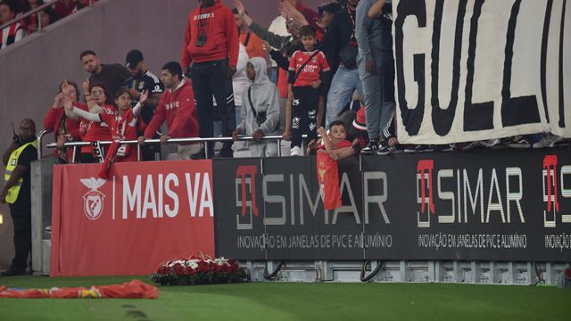Otamendi deposita coroa de flores junto à bancada dos No Name Boys