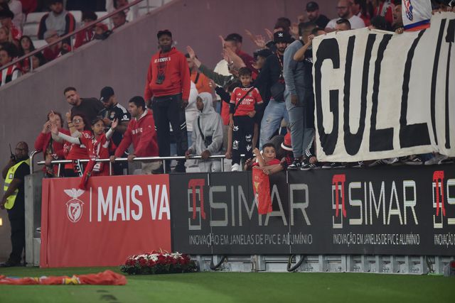 Otamendi deposita coroa de flores junto à bancada dos No Name Boys