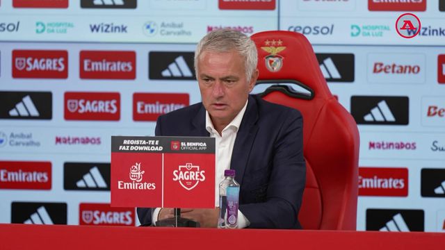 Mourinho lamenta a «ingenuidade» da equipa do Benfica