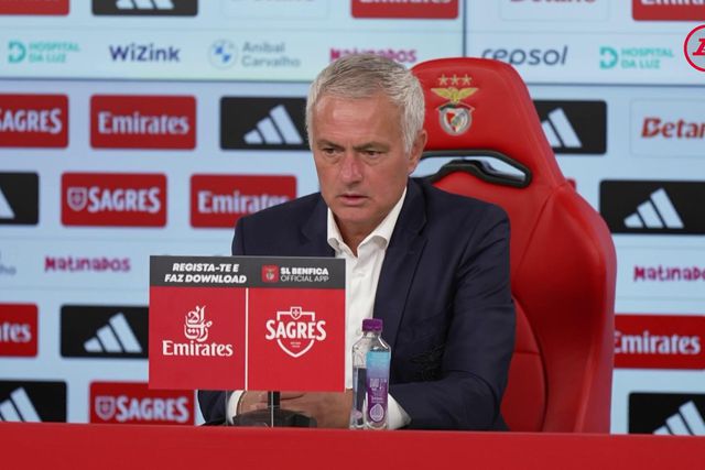 Mourinho lamenta a «ingenuidade» da equipa do Benfica