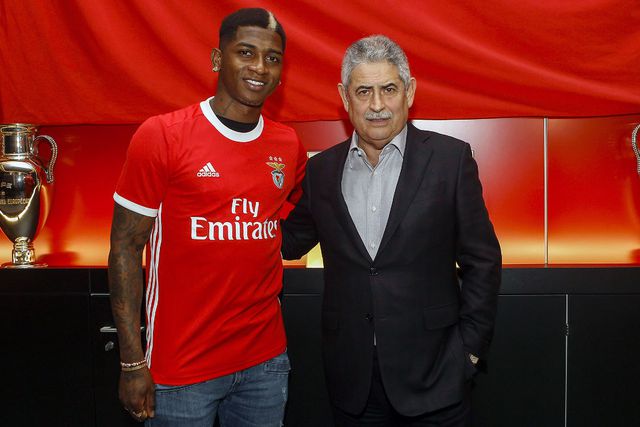 Yony González com Luís Filipe Vieira na apresentação - Foto: Benfica