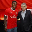 Yony González com Luís Filipe Vieira na apresentação - Foto: Benfica