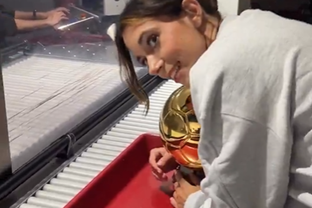 Aitana Bonmatí com a Bola de Ouro no controlo raio-x