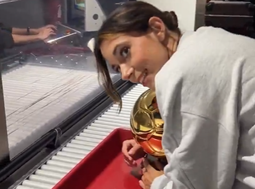 Aitana Bonmatí com a Bola de Ouro no controlo raio-x