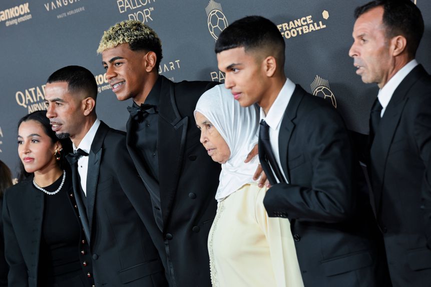 Yamal com a família em Paris