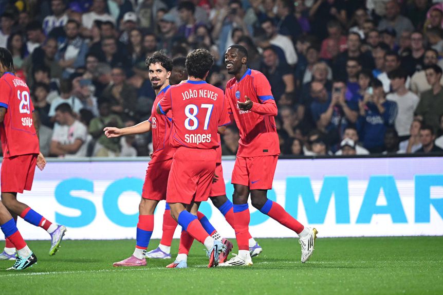 Dembélé com os portugueses João Neves e Vitinha no PSG