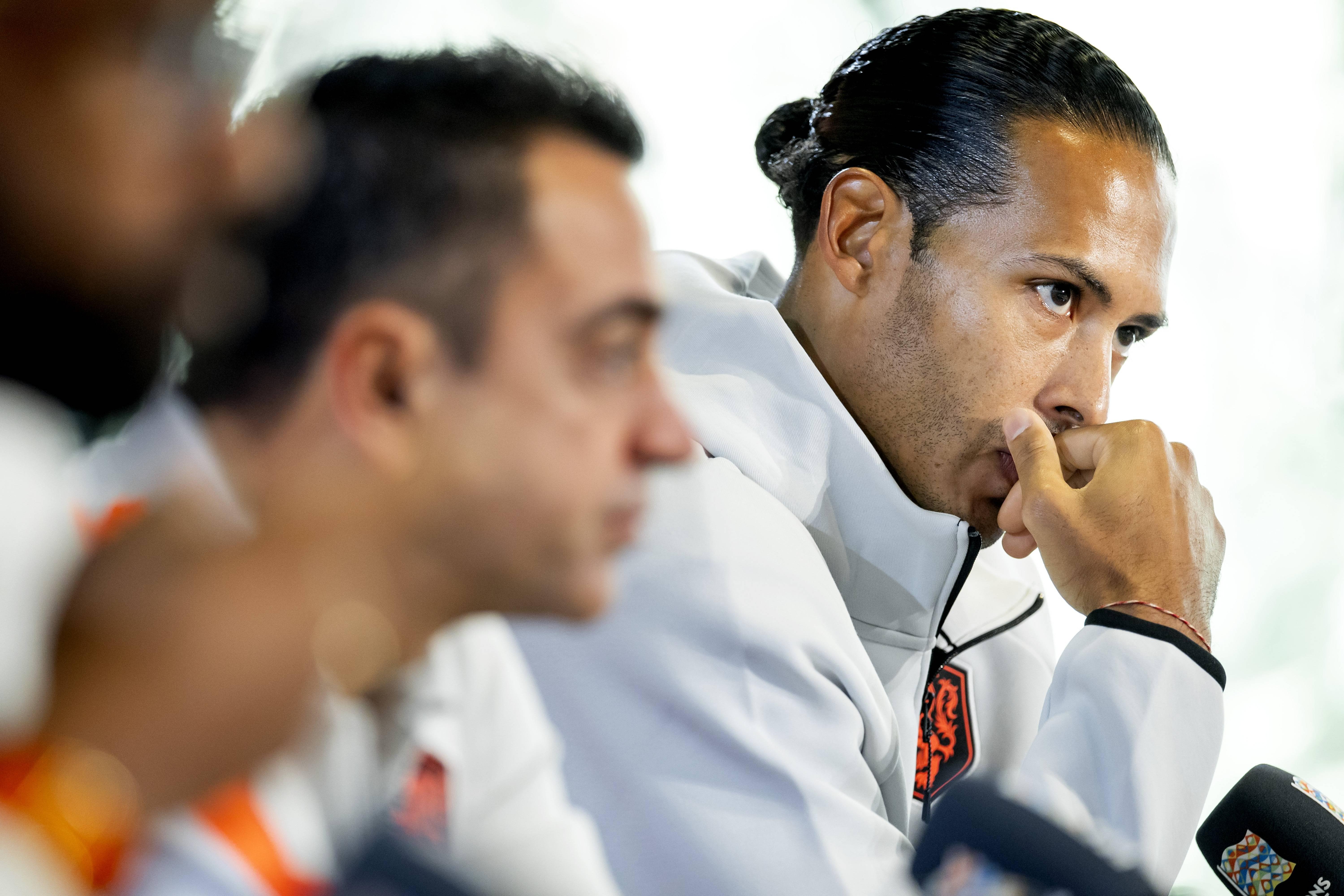 Van Dijk em conferência de imprensa, ao lado de Xavi