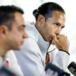 Van Dijk em conferência de imprensa, ao lado de Xavi