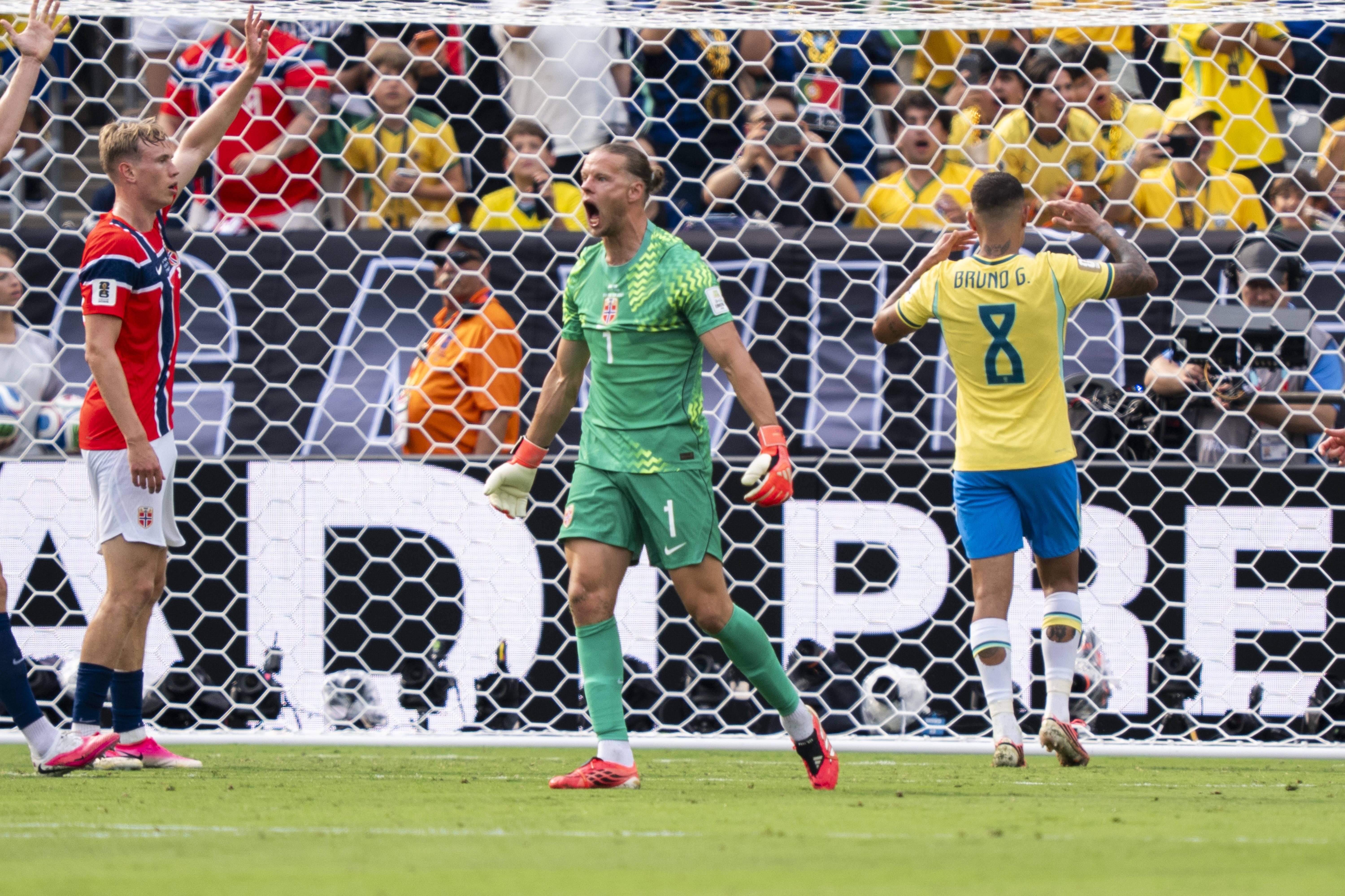 Bruno Guimarães desperdiçou grande penalidade diante da Noruega, no Mundial