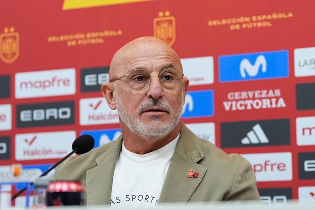 Luis de la Fuente, selecionador espanhol e campeão do mundo, em conferênia de imprensa - Foto: Imago