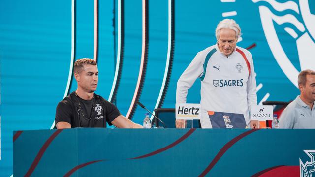 Jorge Jesus na conferência de imprensa de ontem, com Cristiano Ronaldo ao lado. Foto FPF