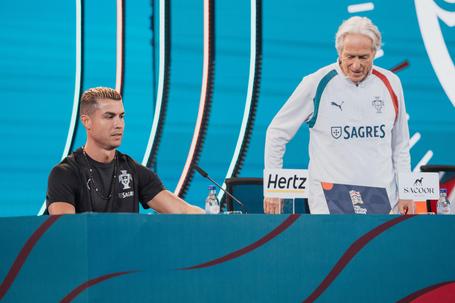 Jorge Jesus na conferência de imprensa de ontem, com Cristiano Ronaldo ao lado. Foto FPF