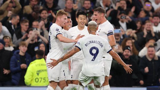 Tottenham bate Fulham e é líder isolado da Premier League