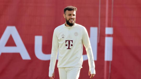 Mazraoui regressa aos convocados do Bayern após mensagem sobre a Palestina