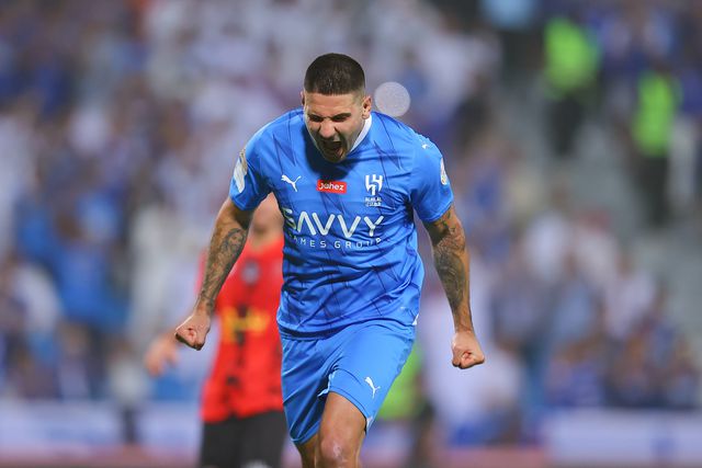 Golaço de bicicleta de Mitrovic para completar o hat-trick! (vídeo)