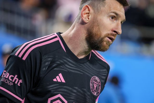 Video: a iniciar umas longas férias, Messi assiste a concerto de Ed Sheeran