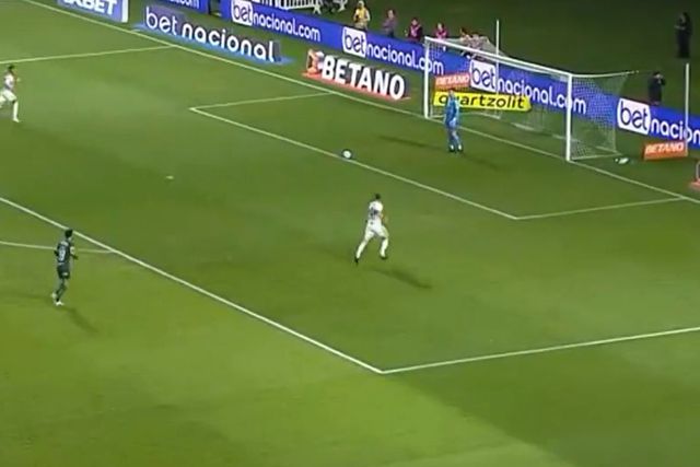 Pontapé de baliza do Coritiba tentou inovar, mas só complicou (vídeo)