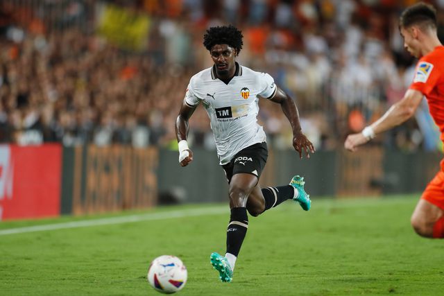 Thierry Correia assiste na vitória do Valência