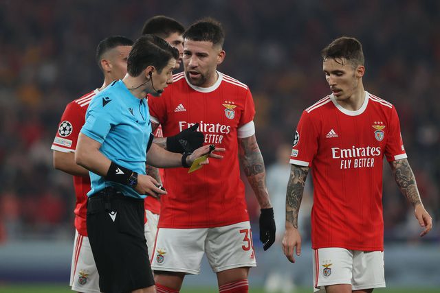 Grimaldo exige três pontos do Benfica, Otamendi obedece