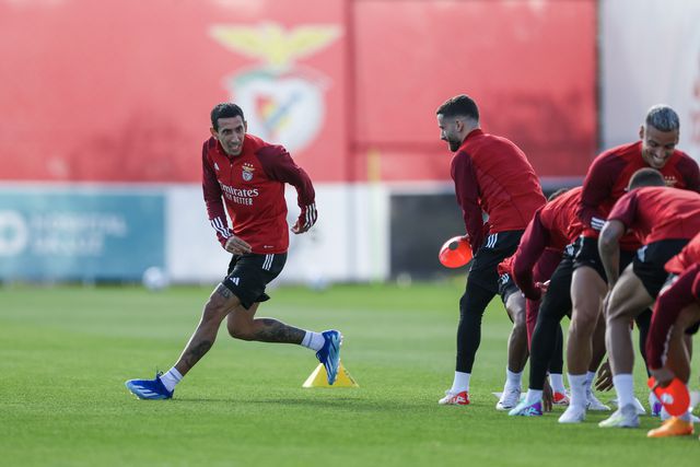 Di María, Kokçu e Bah no relvado antes da Real Sociedad