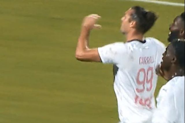 Vídeo: Mesmo na segunda liga francesa, Andy Carroll ainda tem o toque