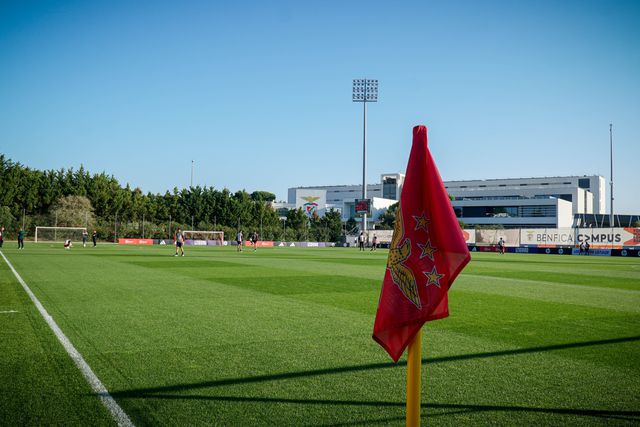 Águias e leões entregaram-se à luta e igualaram-se no dérbi de juvenis