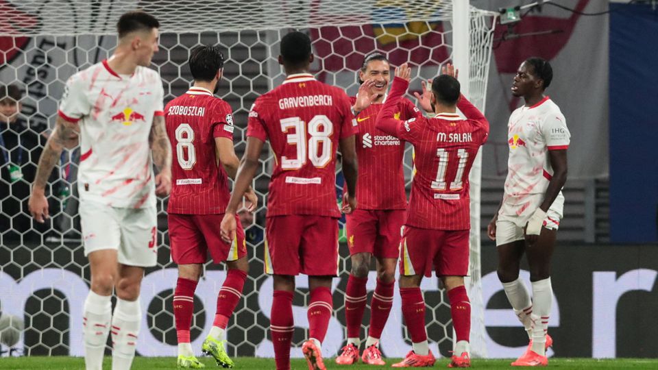 Darwin garante triunfo sofrido do Liverpool em Leipzig e liderança da ‘Champions’