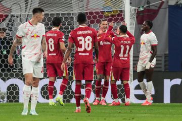 Darwin garante triunfo sofrido do Liverpool em Leipzig e liderança da ‘Champions’