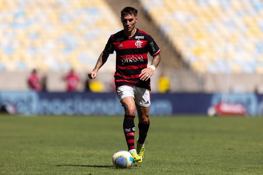 Vídeo: Jogador do Flamengo apanhado em confrontos entre adeptos do Peñarol e Botafogo