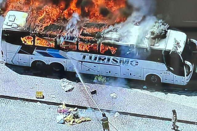 (Vídeo) Adeptos do Peñarol incendeiam autocarro no Rio de Janeiro