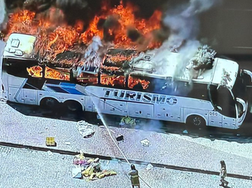 (Vídeo) Adeptos do Peñarol incendeiam autocarro no Rio de Janeiro