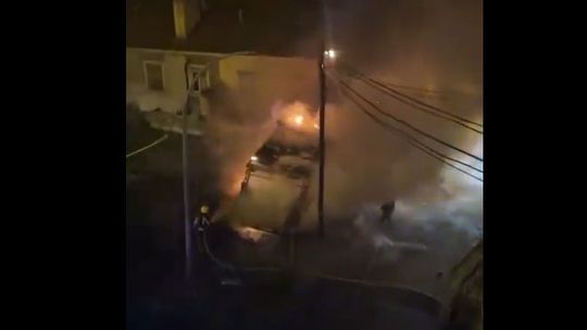 Autocarro incendiado no Bairro da Portela (Carnaxide)