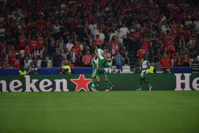 VÍDEO: Feyenoord volta a marcar, mas VAR salva o Benfica