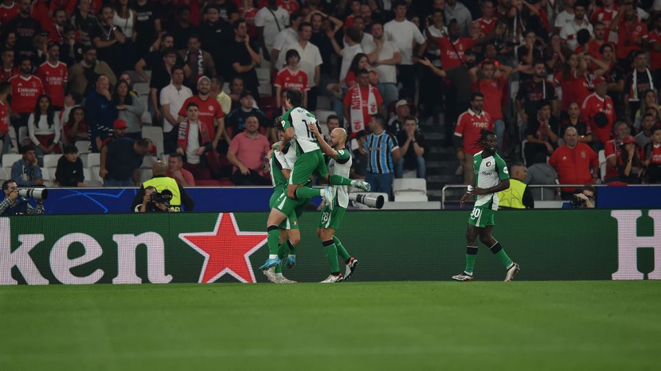 VÍDEO: Feyenoord volta a marcar, mas VAR salva o Benfica