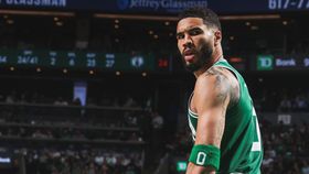 NBA: Warriors e Celtics à beira do inferno, Tatum saiu de cadeira de rodas