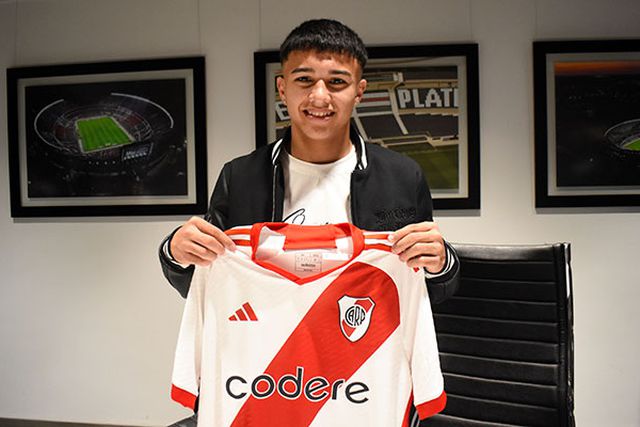 Quem é a joia de 16 anos do River que encanta o Barcelona?